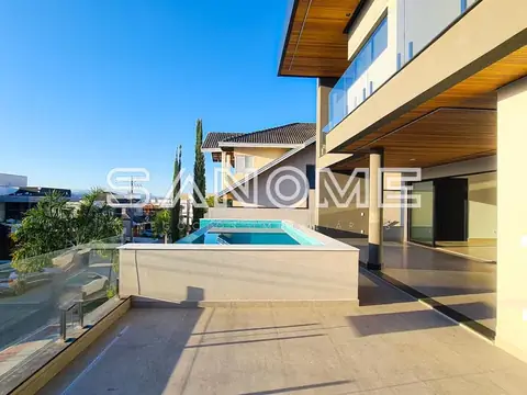 Área externa com piscina e terraço
