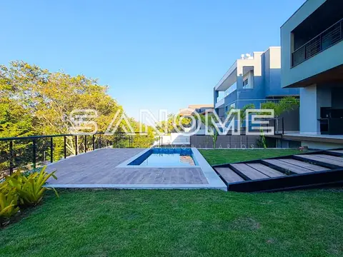 Área externa com piscina e gramado