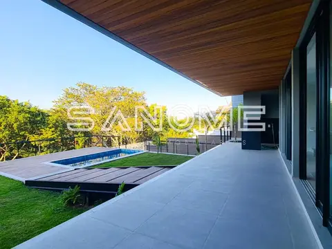 Varanda com piscina e vista para jardim
