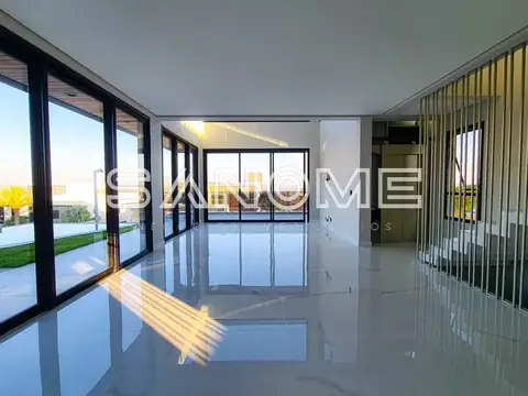 Sala ampla com piso espelhado e janelas panorâmicas