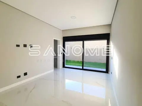 Sala vazia com piso de mármore e porta de vidro