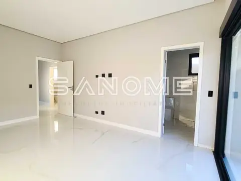 Sala vazia com piso em porcelanato e portas brancas