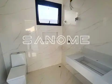 Banheiro com banheira, vaso sanitário e janela