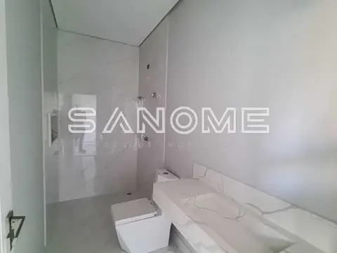 Banheiro com banheira, vaso sanitário e chuveiro