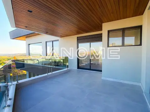 Varanda com piso cinza e vista panorâmica