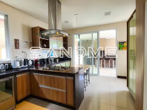 Cozinha planejada com bancada e área social integrada