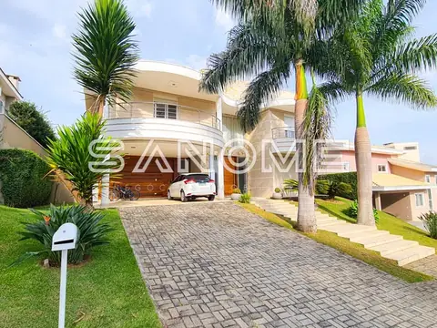 Casa moderna com garagem e palmeiras