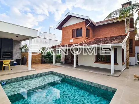 Casa com piscina e área de lazer externa