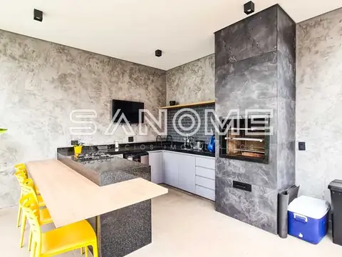 Cozinha planejada com bancada e cooktop