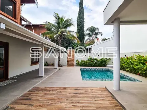 Área externa com piscina e pérgolado