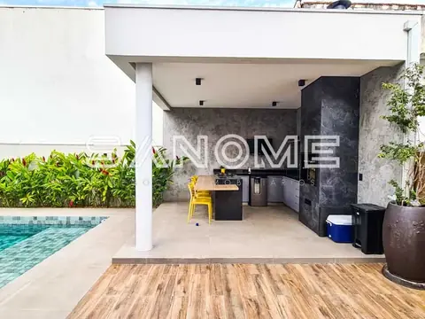 Área externa com piscina e cozinha integrada