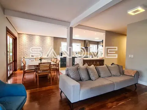 Sala de estar com sofá cinza e dining integrado