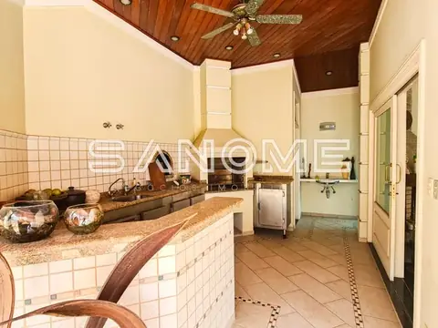 Cozinha com bancada em granito e pisos em cerâmica