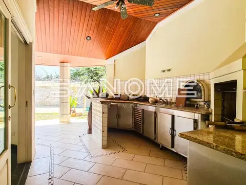 Cozinha externa com bancada e churrasqueira