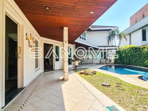 Varanda com piscina e área gramada