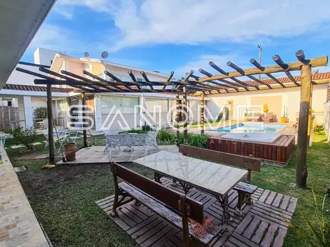 Área externa com pergolado e piscina
