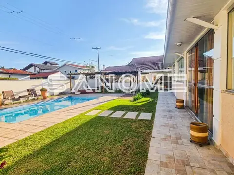 Área externa com piscina e gramado