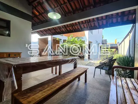Sala com mesa de madeira e vista para área externa