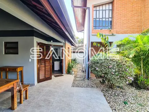 Área externa com patio, plantas e acesso à casa