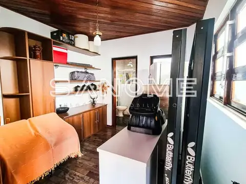 Quarto com cama, poltrona e móveis de madeira