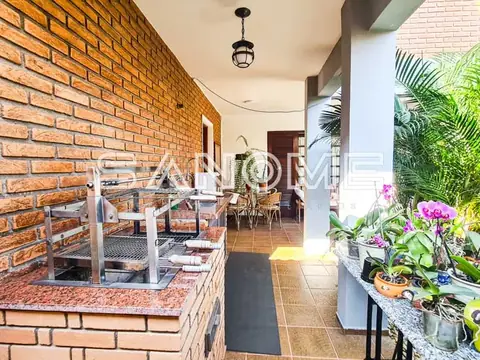 Varanda com churrasqueira e plantas ornamentais