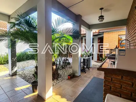 Corredor com plantas, colunas e acesso ao jardim