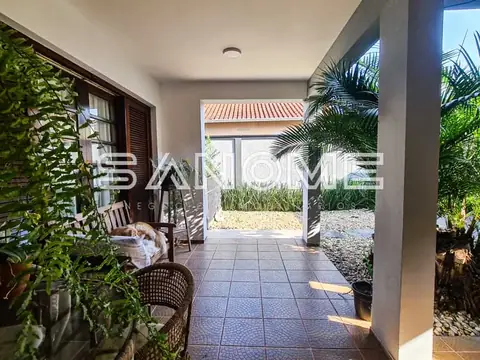 Varanda coberta com piso cerâmico e plantas