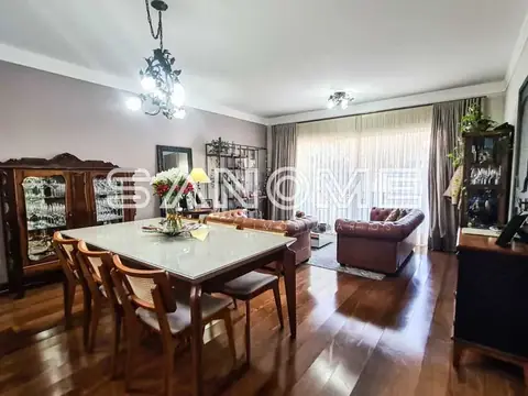 Sala de estar e jantar integradas com móveis em madeira