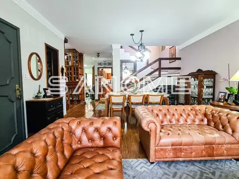 Sala de estar com sofás de couro tufados