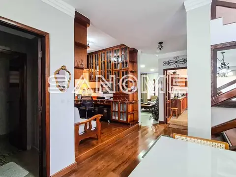 Sala de estar com móvel de madeira e piso em tacos