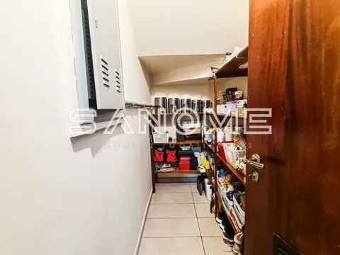 Cozinha com utensílios e prateleiras organizadas
