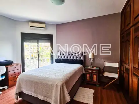 Quarto com cama de casal e varanda