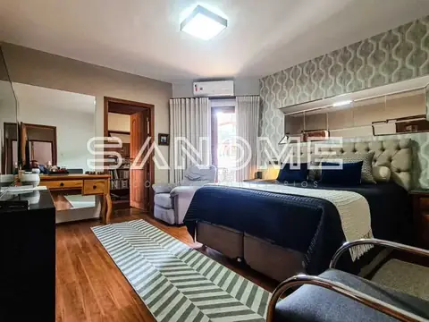 Quarto com cama de casal e espelho grande