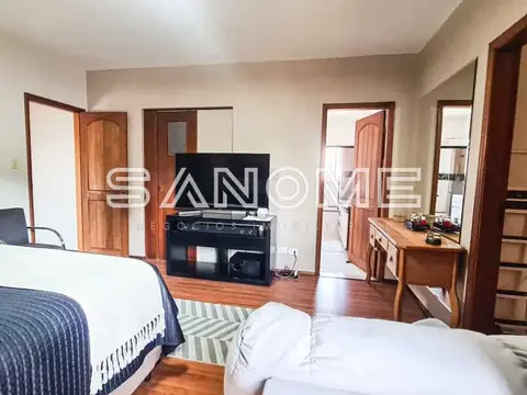 Quarto com duas camas e móveis em madeira