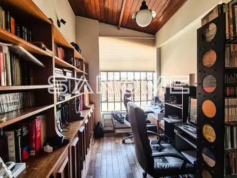 Sala de estar com estante de livros e poltrona