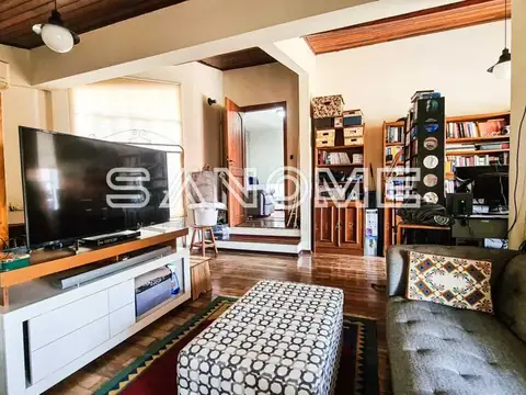 Sala de estar com TV e estantes de madeira