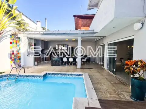 Área externa com piscina e varanda coberta