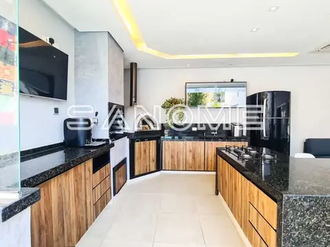 Cozinha planejada com bancada e armários em madeira