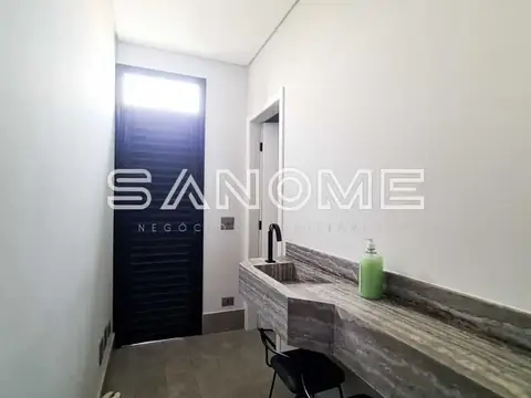 Banheiro com bancada e espelho