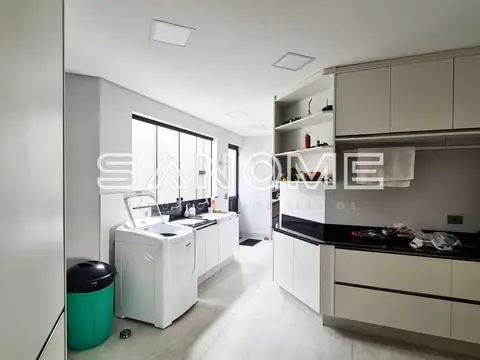 Cozinha planejada com bancada e eletrodomésticos