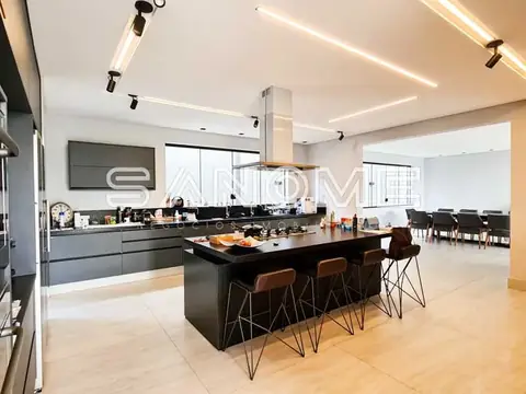 Cozinha integrada com ilha e bancada preta