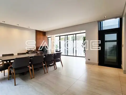 Sala de jantar com piso em madeira e vidraçaria