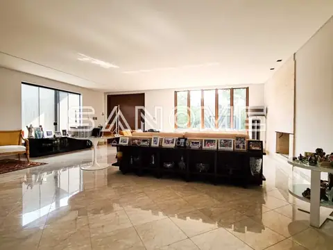 Sala ampla com piso de mármore e móveis pretos