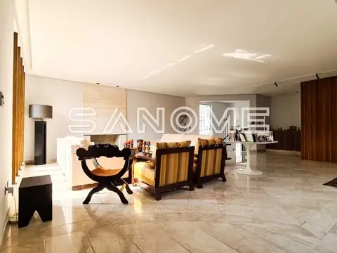 Sala de estar ampla com piso de mármore e móveis