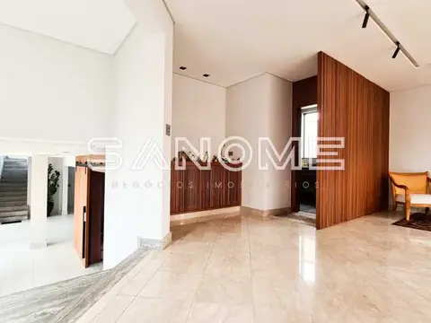 Sala ampla com piso de mármore e divisória em madeira