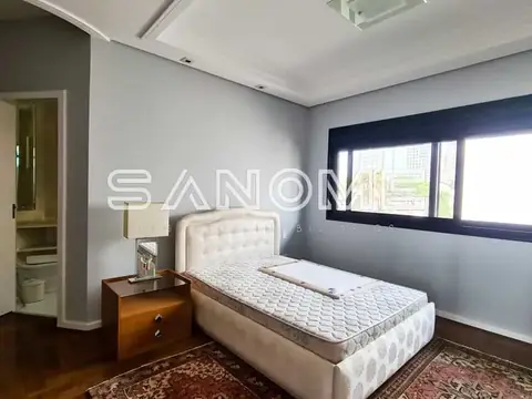 Quarto com cama de solteiro e janela ampla