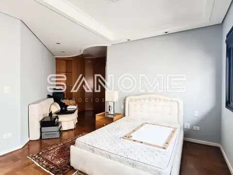 Quarto com cama de casal e guarda-roupa