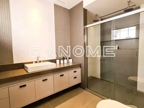 Banheiro com vanity, espelho e box de vidro