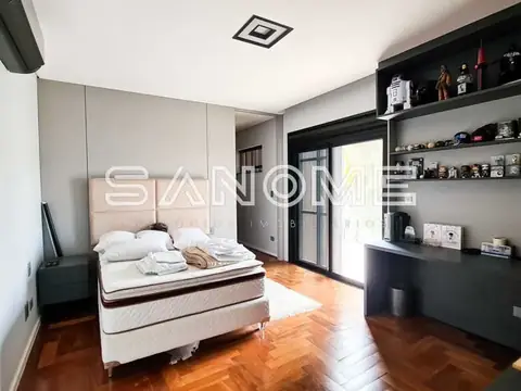 Quarto com cama de casal e armários planejados