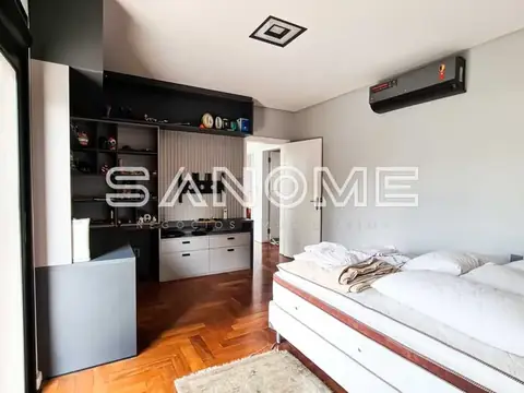 Quarto com cama de casal e guarda-roupa planejado